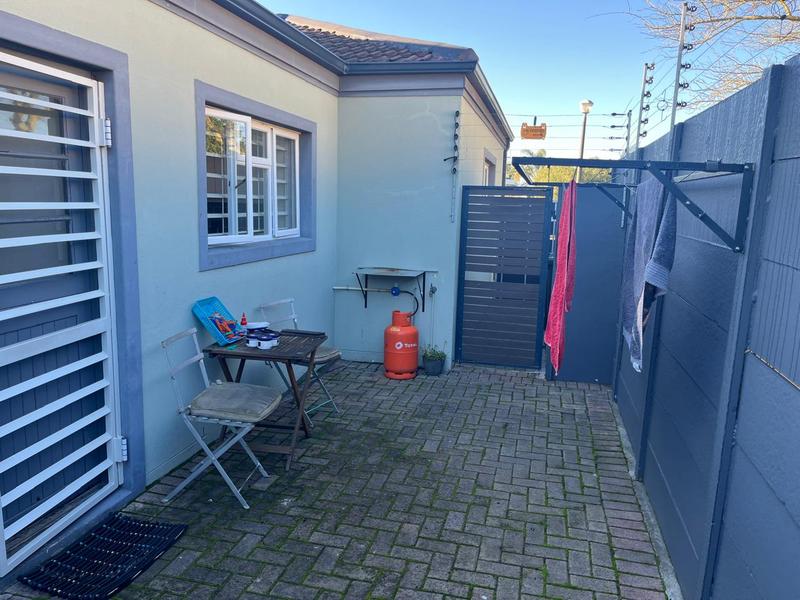To Let 3 Bedroom Property for Rent in Uitzicht Western Cape